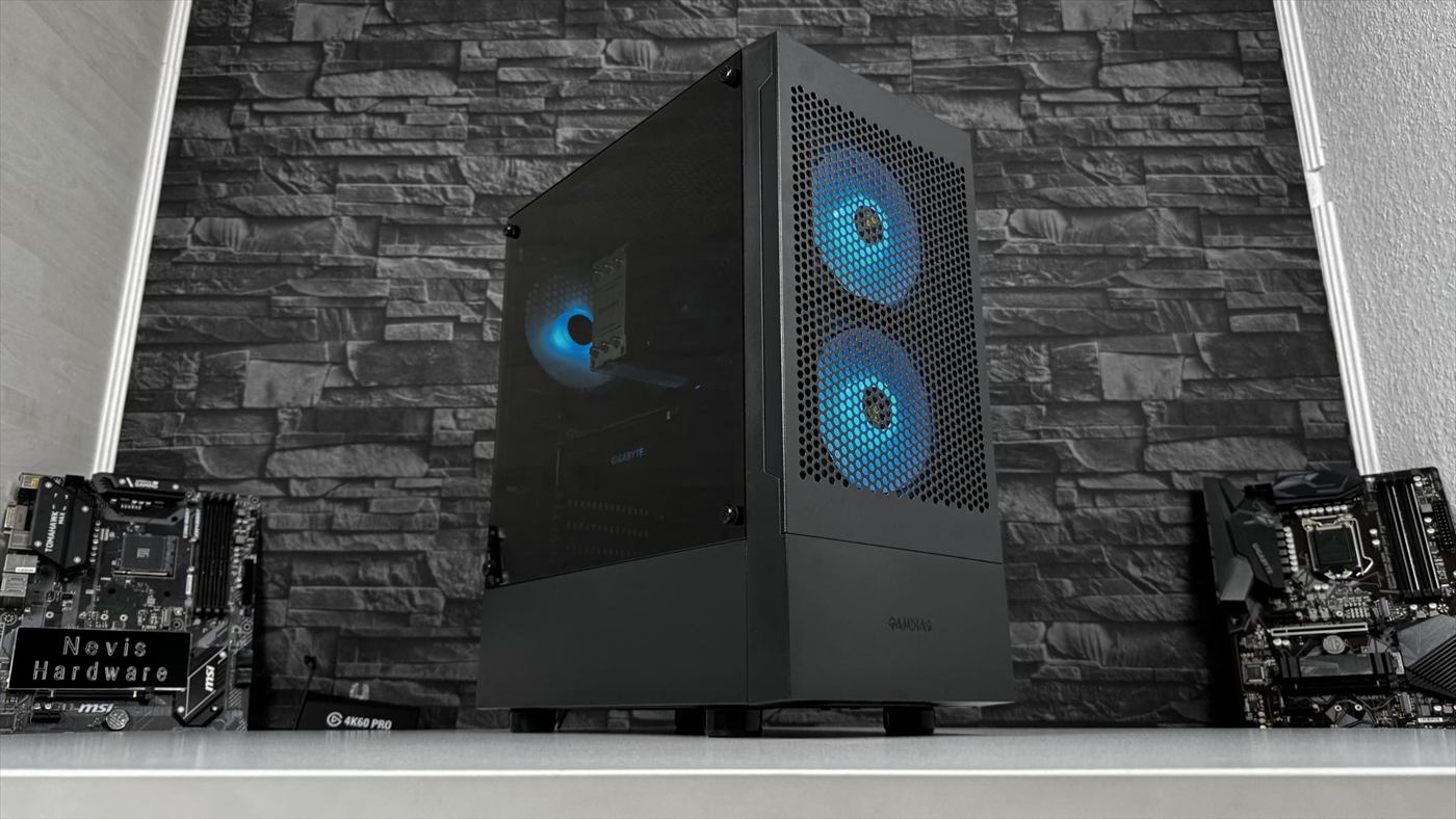 PC-Build mit sichtbaren Komponenten und Beleuchtung